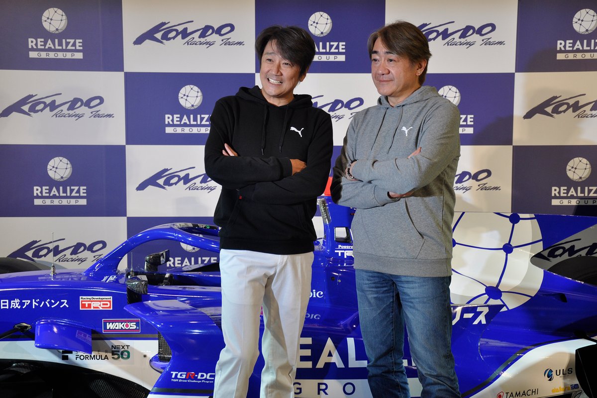 マッチとよっちゃん”がスーパーフォーミュラの前で2ショット! KONDO アウトレットクーポン 10周年写真集 近藤レーシング アイドル
