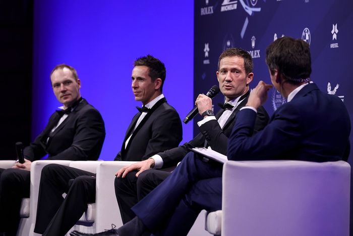 Sébastien Ogier, ganador del Campeonato Mundial de Rallyes de la FIA para pilotos, con Julien Ingrassi, ganador del Campeonato Mundial de Rallyes de la FIA para copilotos, y Jari-Matti Latvala en representación de Toyota Gazoo Racing, ganador del Campeonato Mundial de Rallyes de la FIA para fabricantes.