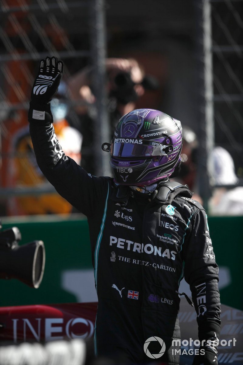 Lewis Hamilton, de Mercedes, saluda a los aficionados desde el Parc Ferme