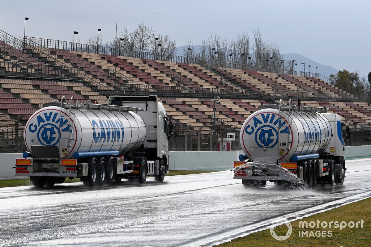 Des camions de stockage d'eau mouillent la piste pour la session de test des pneus pluies
