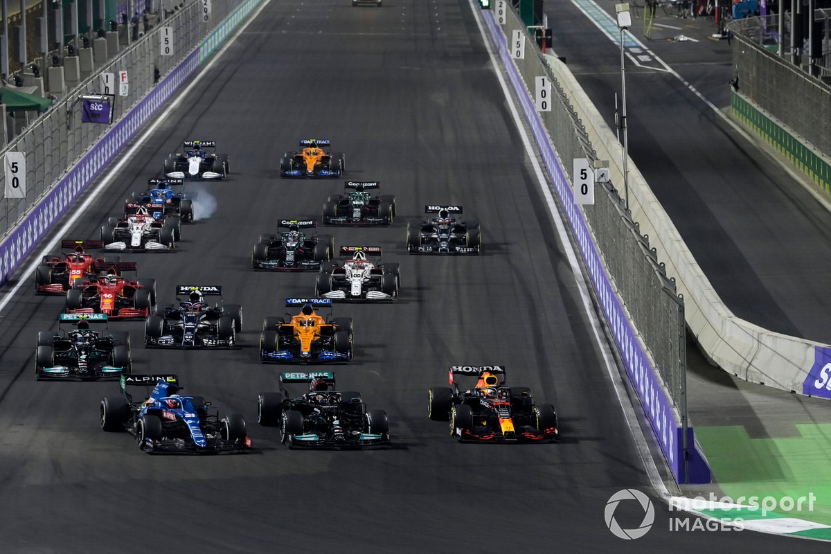 Max Verstappen, Red Bull Racing RB16B, Lewis Hamilton, Mercedes W12 alla ripartenza