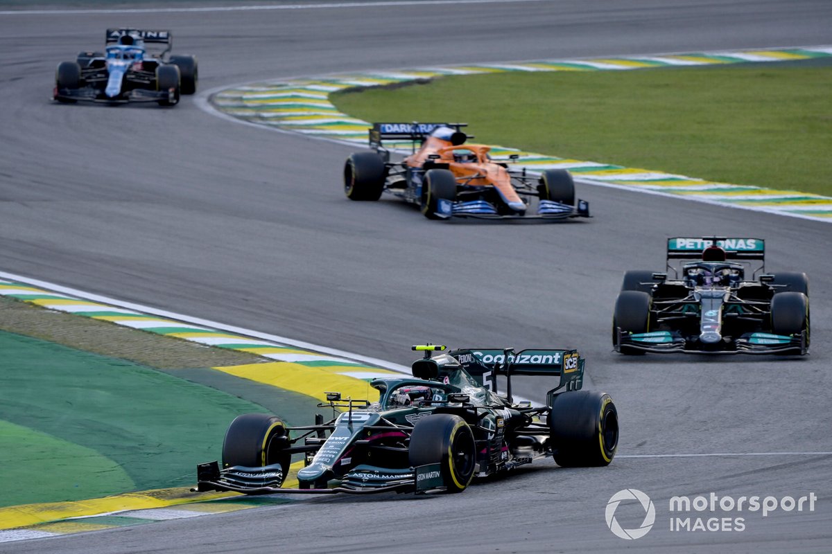 Sebastian Vettel, Aston Martin AMR21, Lewis Hamilton, Mercedes W12, e Daniel Ricciardo, McLaren MCL35M
