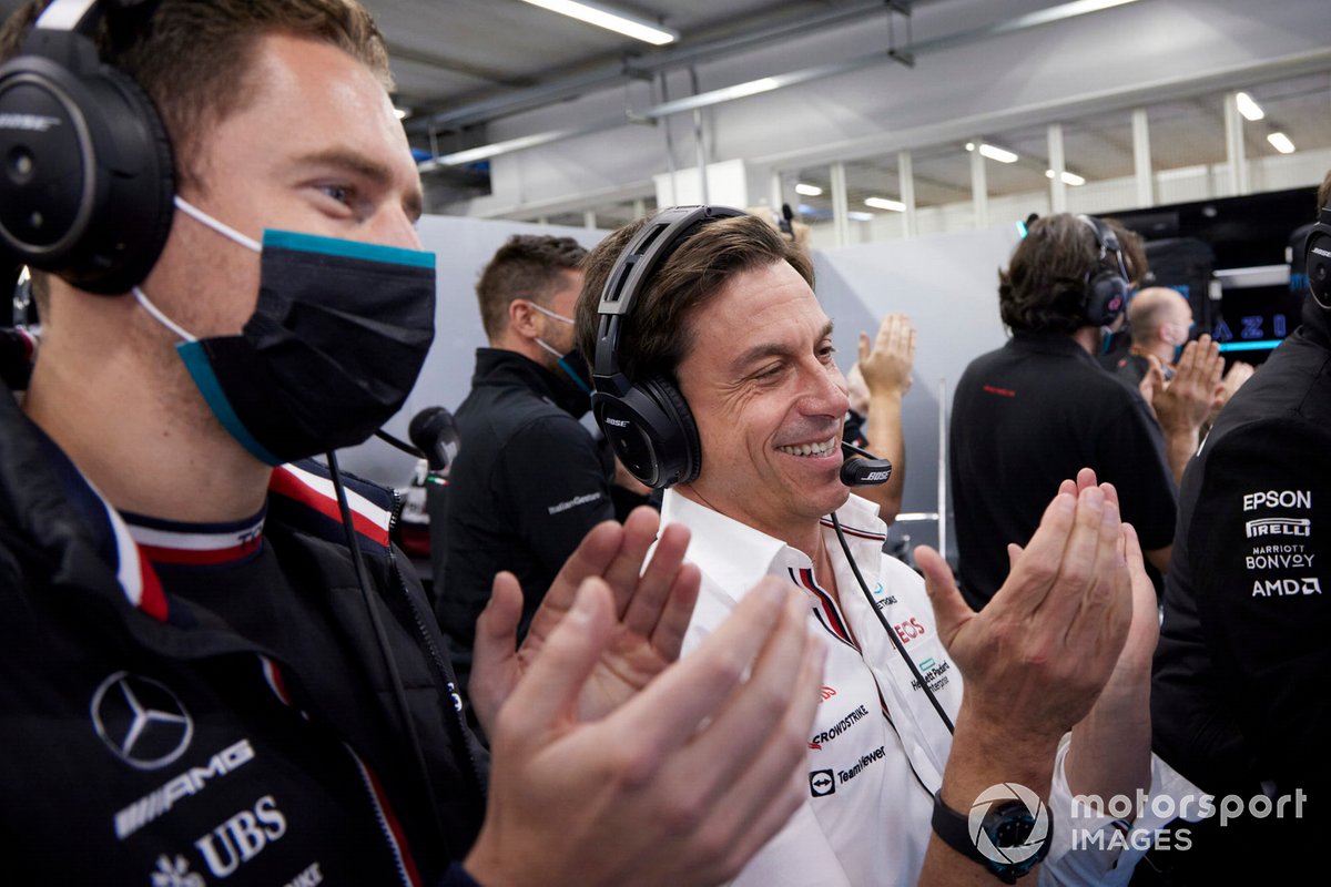 Stoffel Vandoorne, piloto reserva de Mercedes-AMG F1, y Toto Wolff, director del equipo y consejero delegado de Mercedes AMG, aplauden los esfuerzos de Valtteri Bottas, Mercedes, 1ª posición
