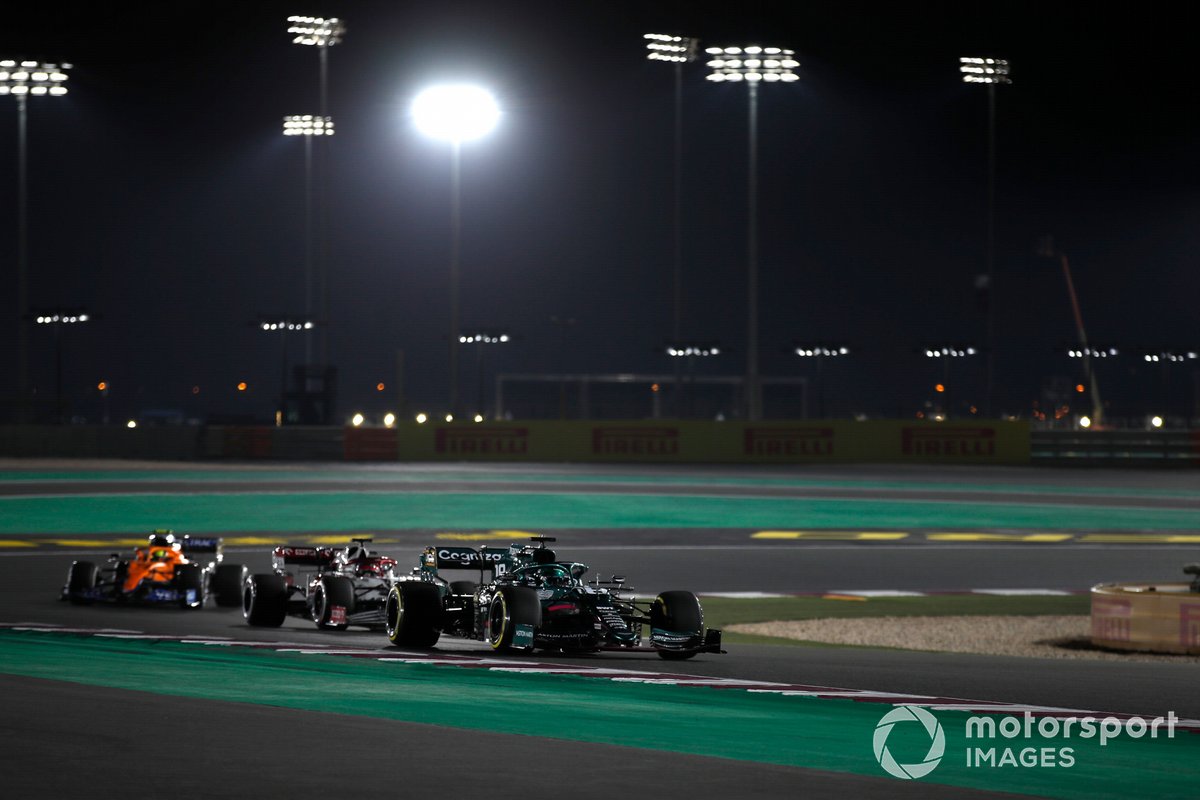 Lance Stroll, Aston Martin AMR21, precede Kimi Raikkonen, Alfa Romeo Racing C41, e Lando Norris, McLaren MCL35M