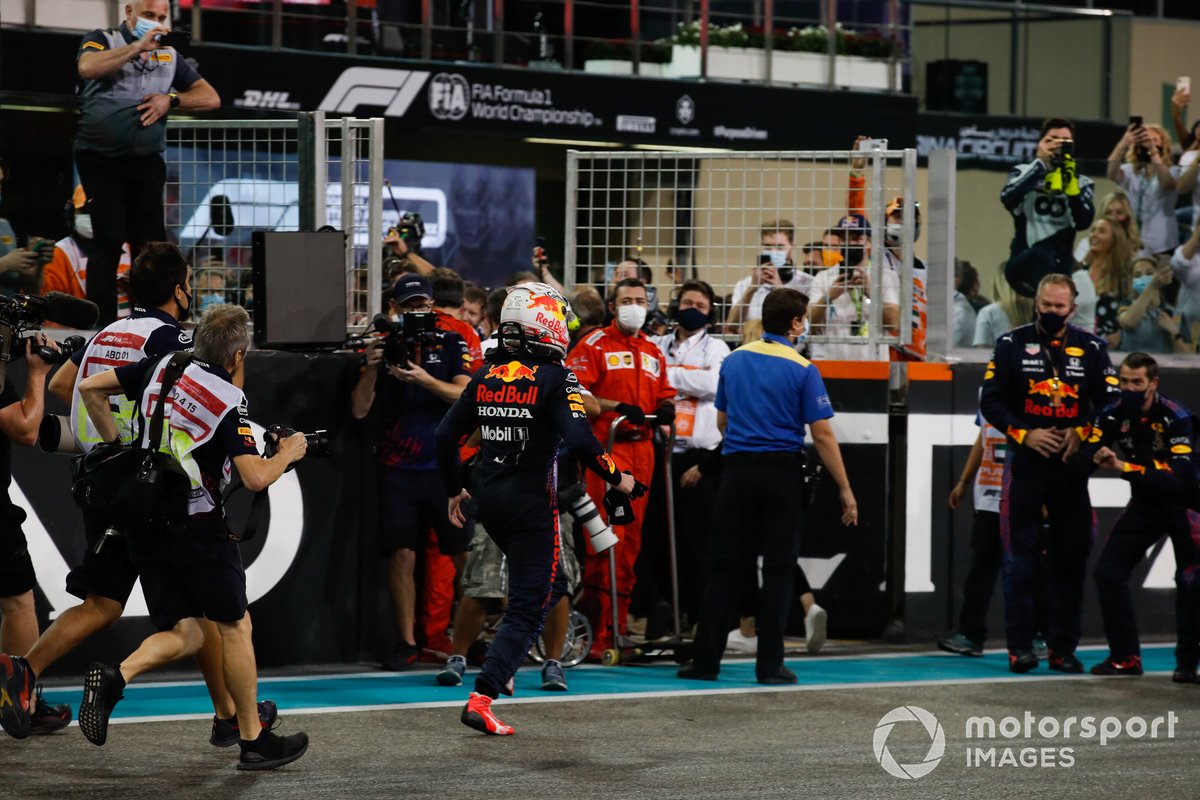 El flamante campeón de pilotos Max Verstappen, Red Bull Racing, 1ª posición, lo celebra tras la carrera