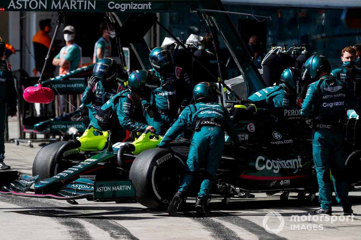 Daniel Ricciardo, McLaren MCL35M, vuelve al garaje y se retira de la carrera