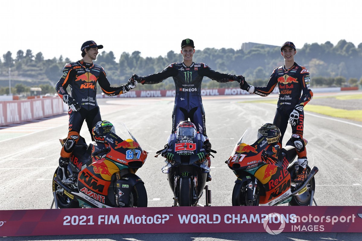 Campeones de Moto2, Moto3 y MotoGP: Remy Gardner, Red Bull KTM Ajo, Fabio Quartararo, Yamaha Factory Racing, Pedro Acosta, Red Bull KTM Ajo