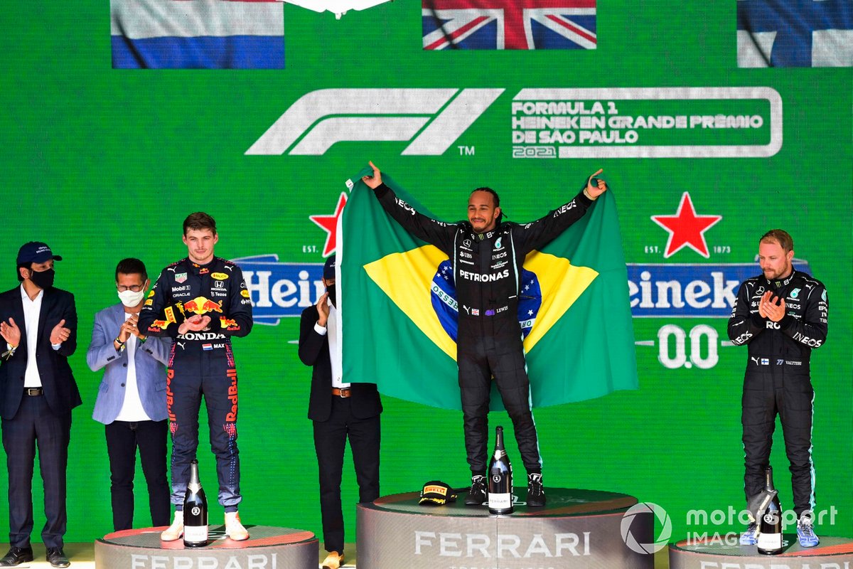 Podio: ganador Lewis Hamilton, Mercedes