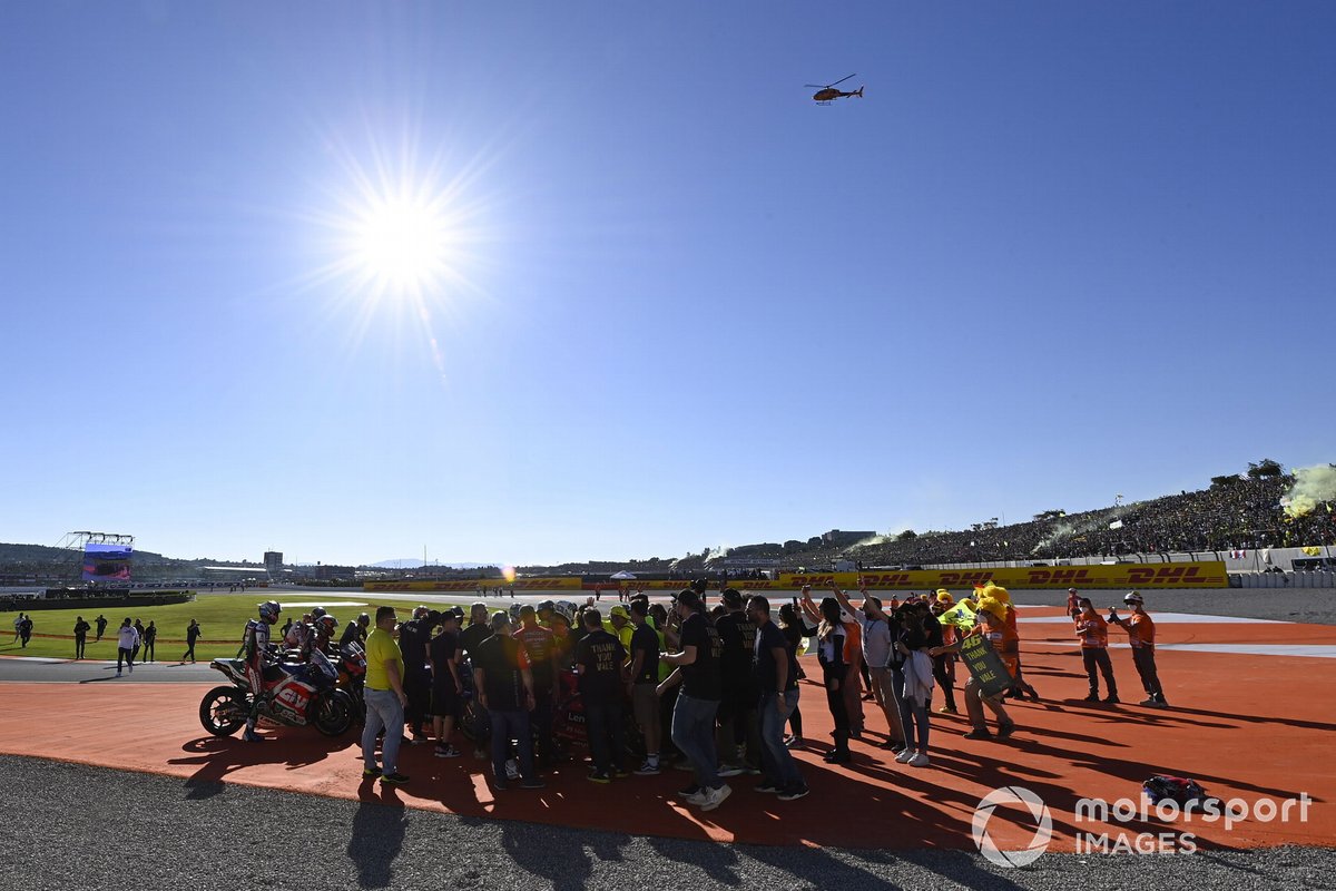Valentino Rossi entouré par les pilotes après l'arrivée