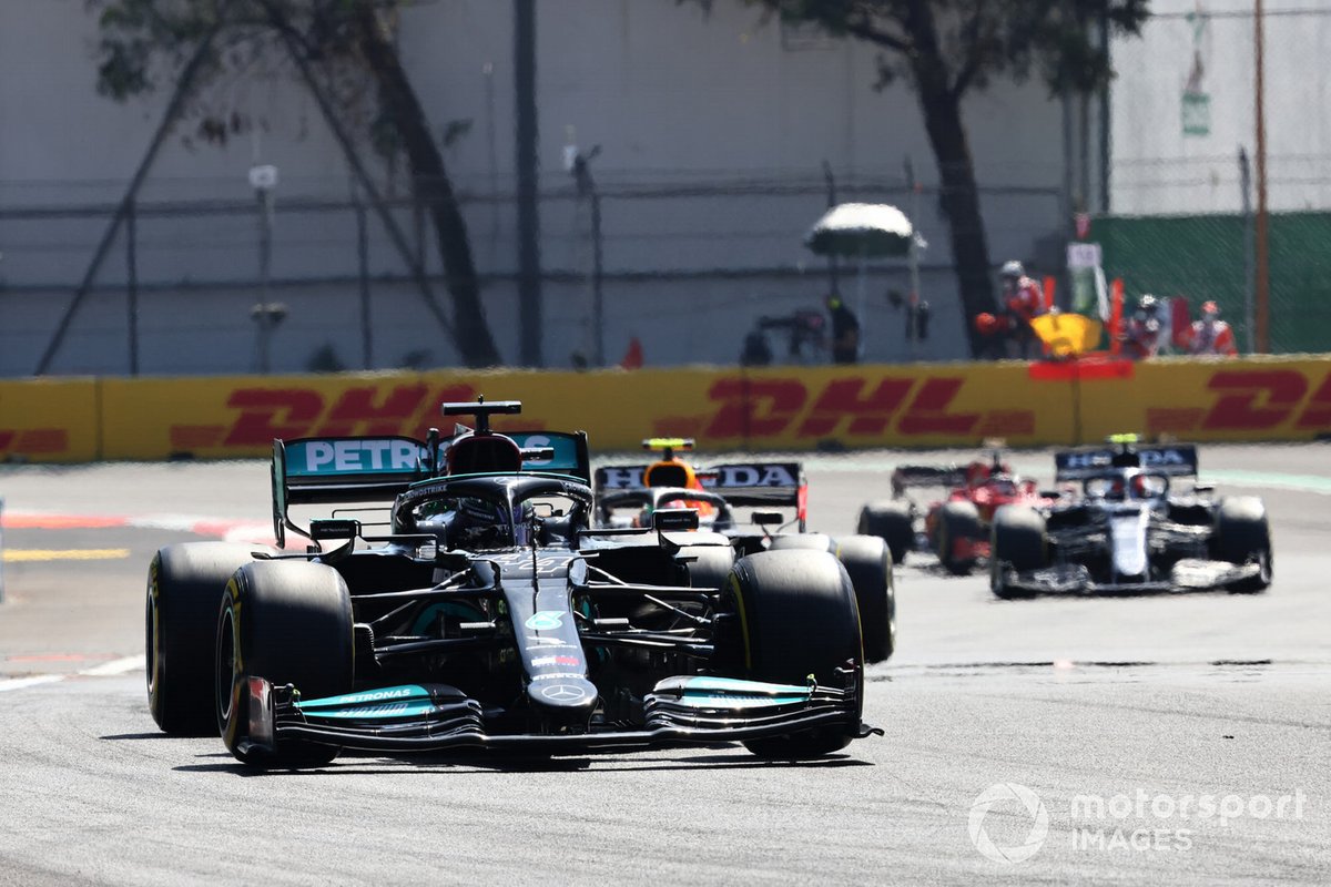 Lewis Hamilton, Mercedes W12, Sergio Pérez, Red Bull Racing RB16B