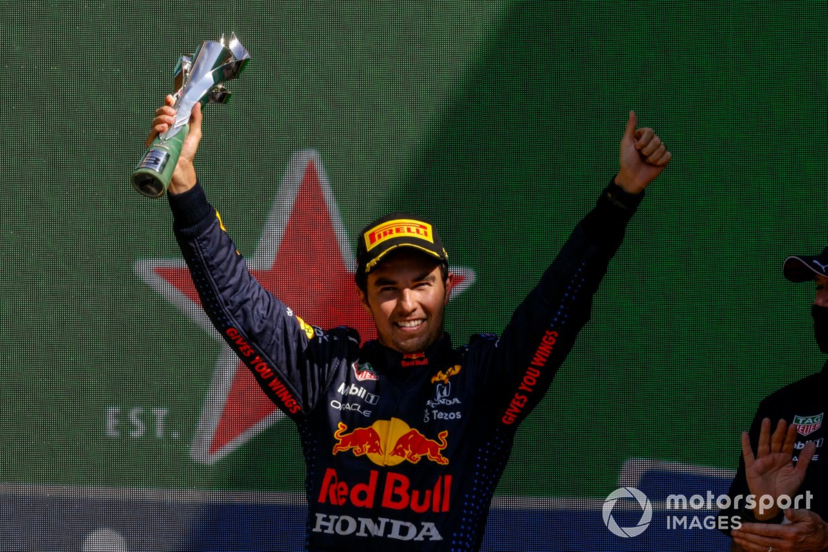 Podio: tercer lugar Sergio Pérez, Red Bull Racing