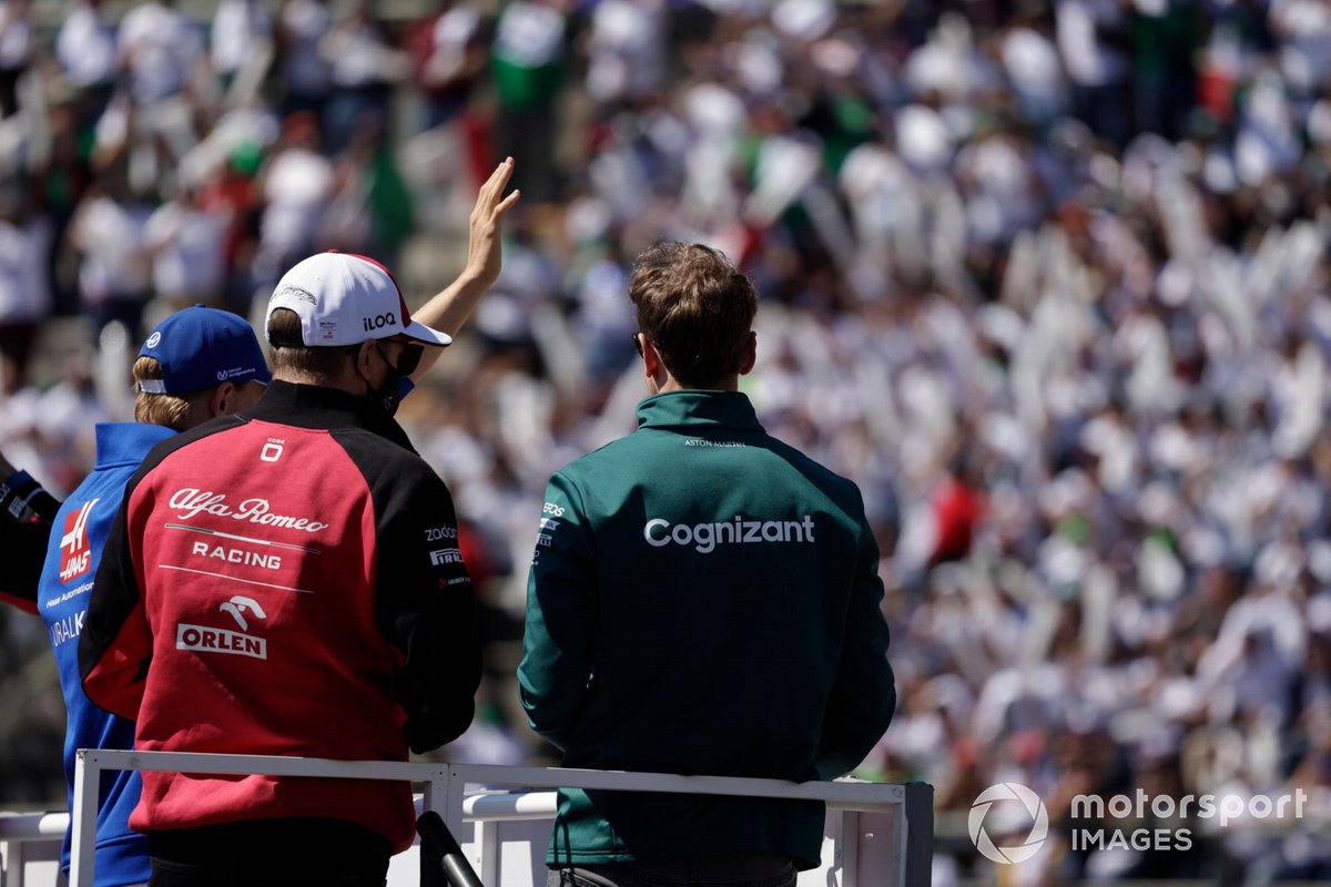 Sebastian Vettel, Aston Martin en el desfile de pilotos