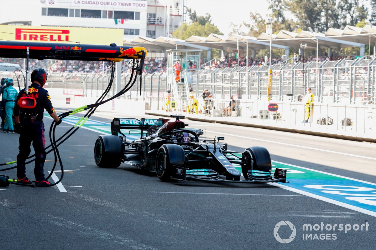 Lewis Hamilton, Mercedes W12, sale de su box después de un pit stop