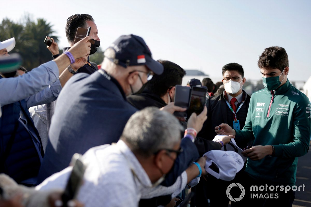 Lance Stroll, Aston Martin firma autógrafos para los fans