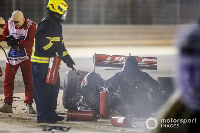 Oficiales de pista apagan el fuego del monoplaza de Romain Grosjean, Haas VF-20