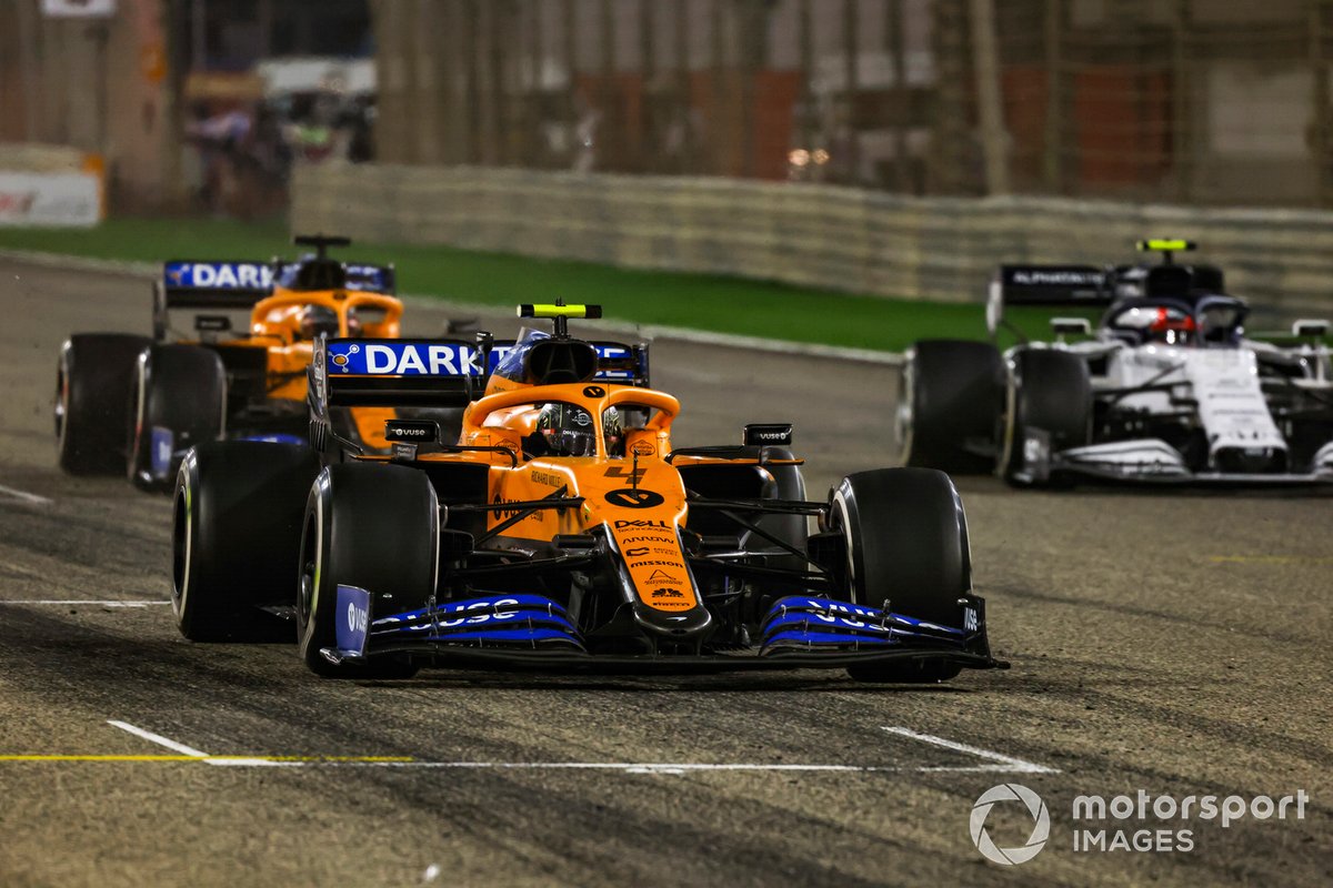 Lando Norris, McLaren MCL35, Carlos Sainz Jr., Carlos Sainz Jr., McLaren MCL35, e Pierre Gasly, AlphaTauri AT01