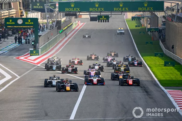 Yuki Tsunoda, Carlin, Robert Shwartzman, Prema Racing, Nikita Mazepin, Hitech Grand Prix, Felipe Drugovich, MP Motorsport al inicio