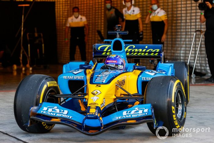 Fernando Alonso pilota el Renault R25 con el que ganó el mundial de F1 en 2005