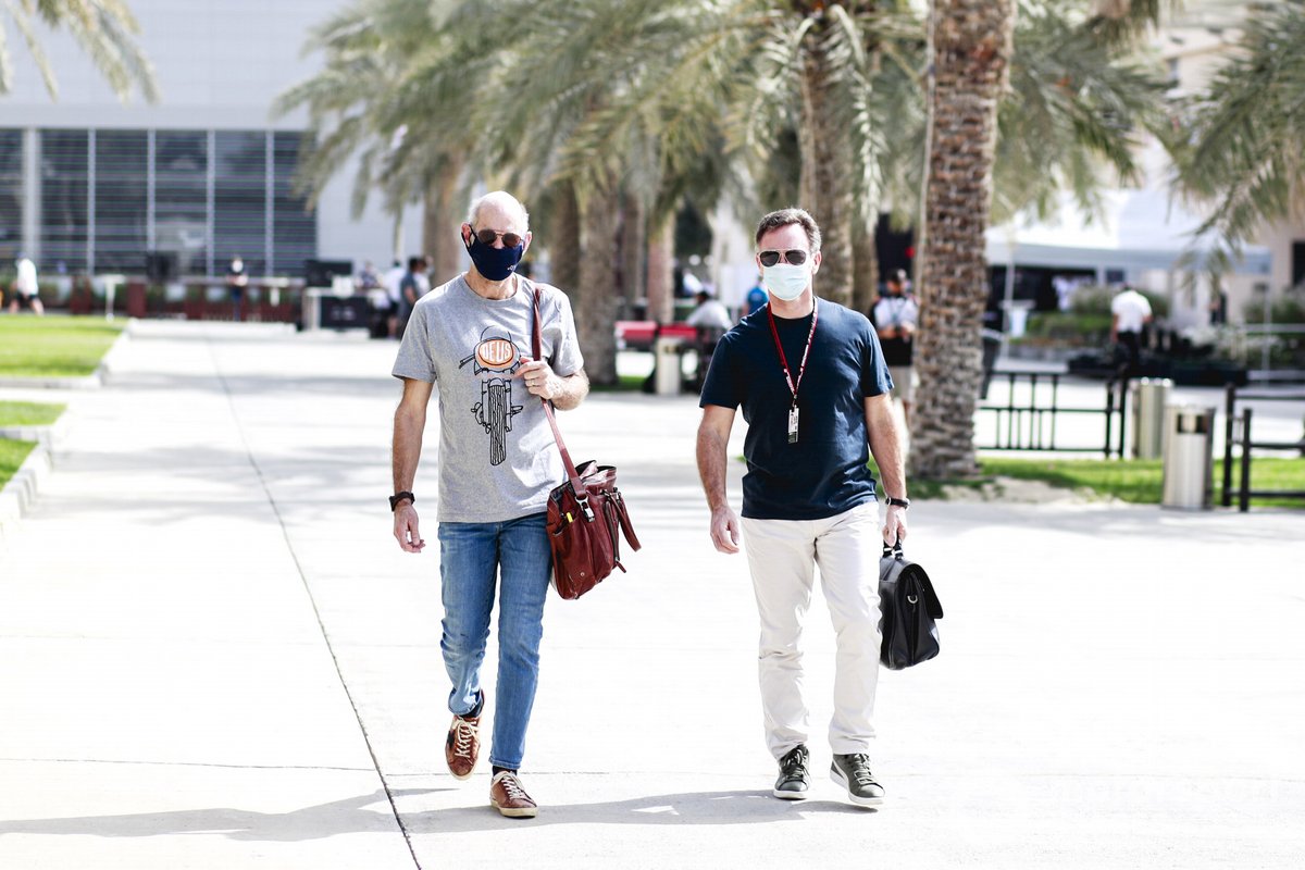 Adrian Newey, jefe técnico de Red Bull Racing y Christian Horner, director de Red Bull Racing, en el paddock