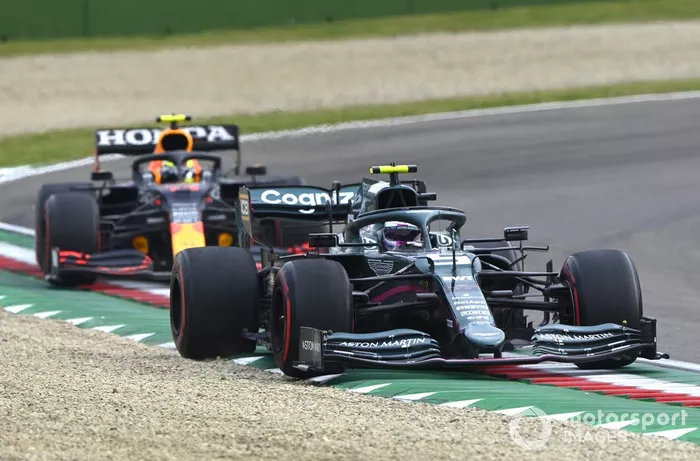 Sebastian Vettel, Aston Martin AMR21, Sergio Pérez, Red Bull Racing RB16B