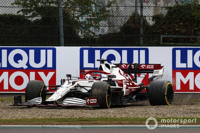 Kimi Raikkonen, Alfa Romeo Racing C41, sobre la grava