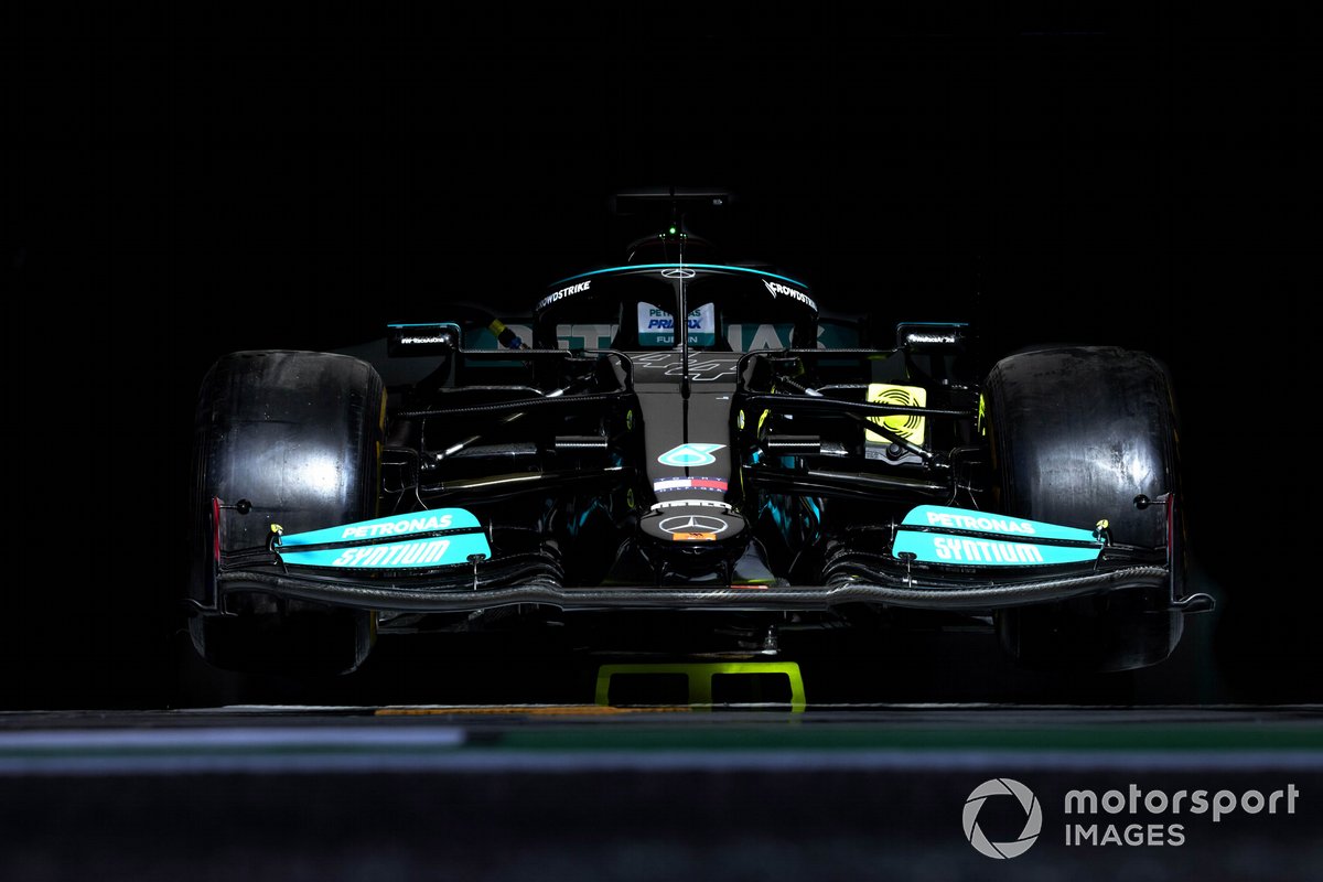 Auto di Lewis Hamilton, Mercedes W12, in garage