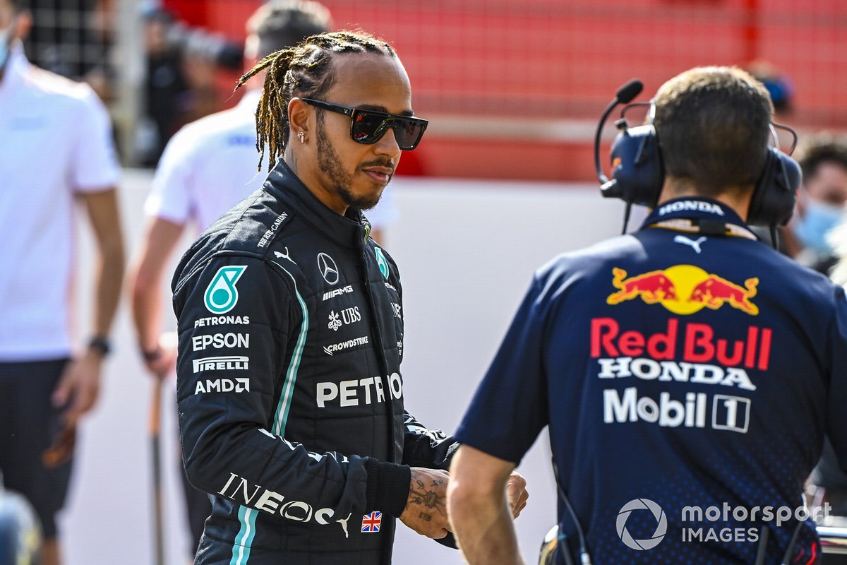 Lewis Hamilton, Mercedes, parla con un ingegnere della Red Bull Racing