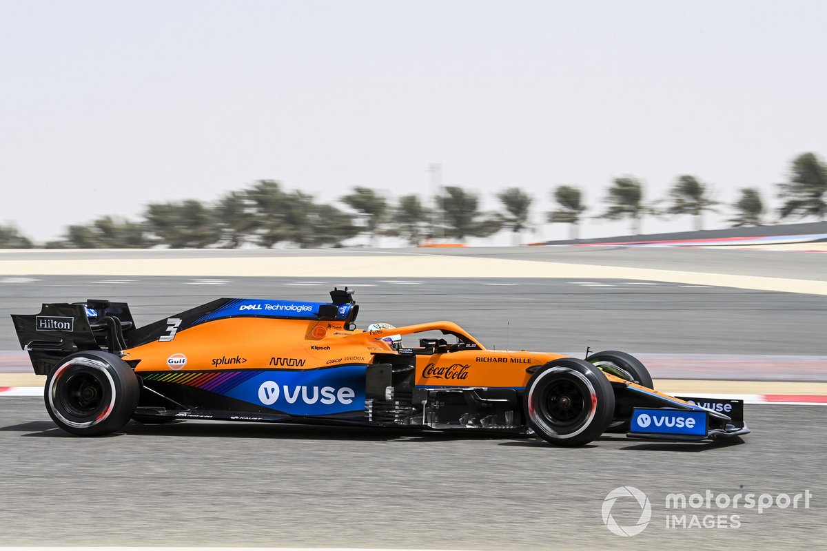 Lateral: McLaren MCL35M