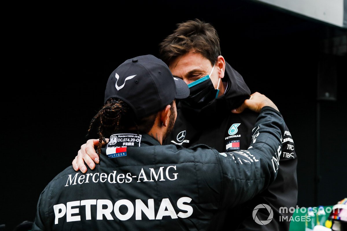 Toto Wolff, Director de Mercedes AMG felicita a Lewis Hamilton, Mercedes-AMG F1 en Parc Ferme después de conseguir su 7º título de campeón del mundo de pilotos