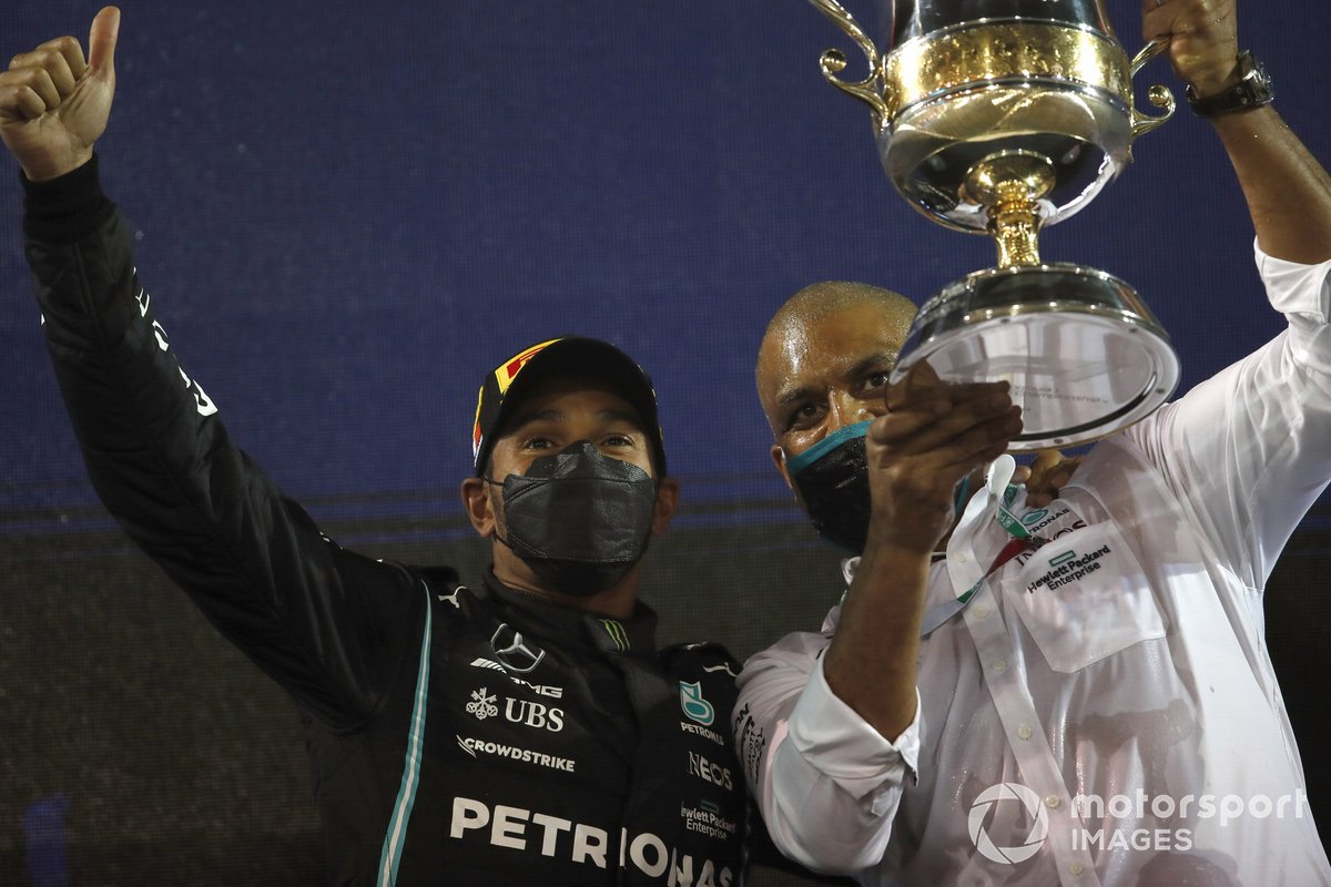 Lewis Hamilton, Mercedes, festeggia la vittoria con il suo team