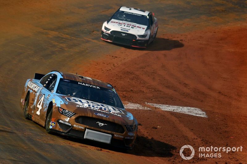 Kevin Harvick, Stewart-Haas Racing, Ford Mustang Busch Light and Brad Keselowski, Team Penske, Ford Mustang Discount Tire
