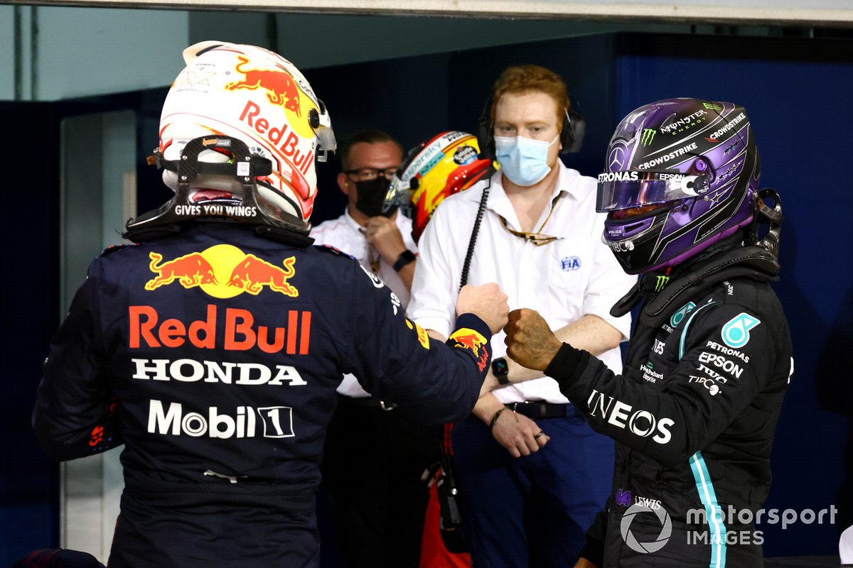 Il Pole man Max Verstappen, Red Bull Racing, e Lewis Hamilton, Mercedes, dopo la Qualifica
