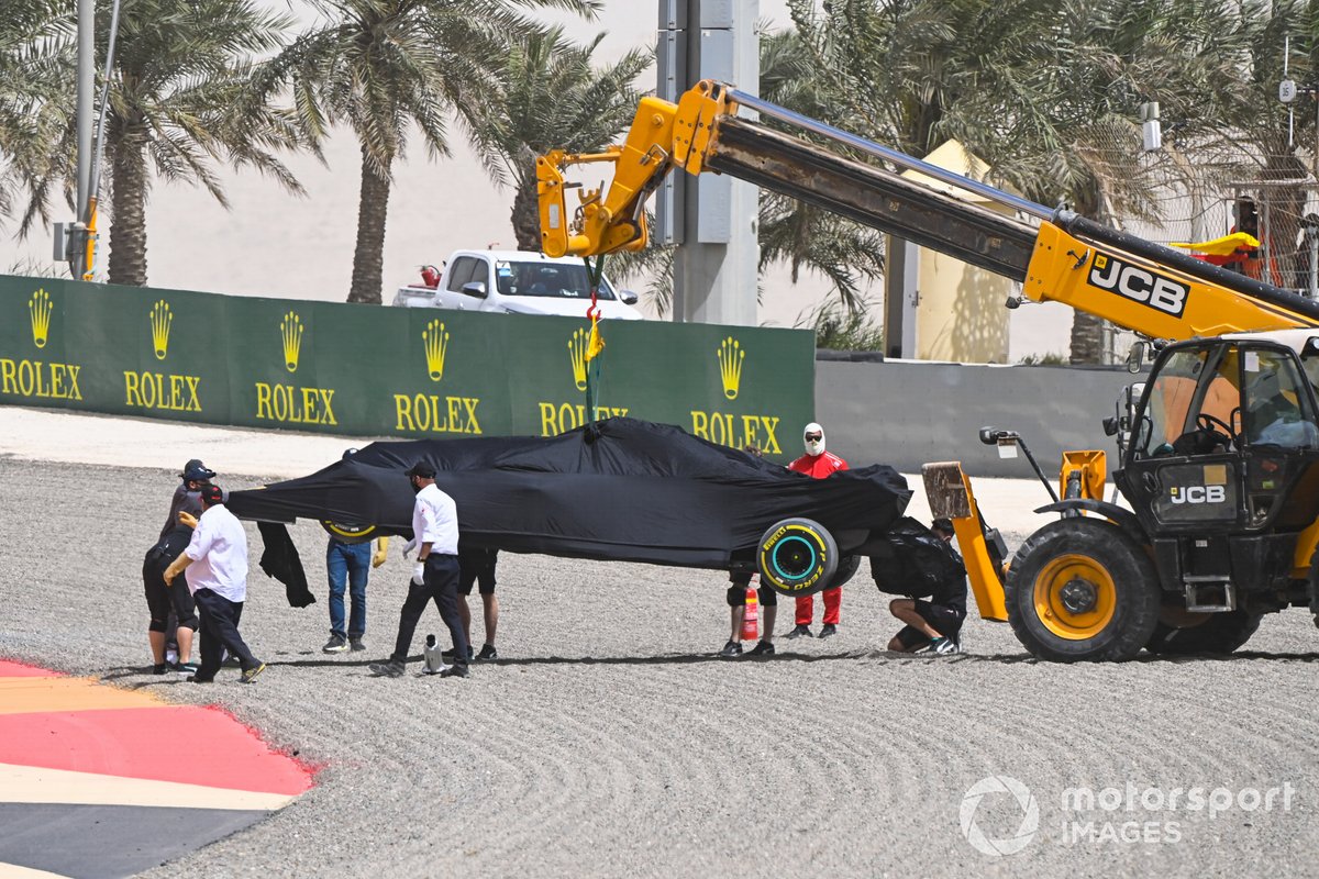 El coche de Lewis Hamilton, el Mercedes W12, durante la bandera roja provocada por el trompo