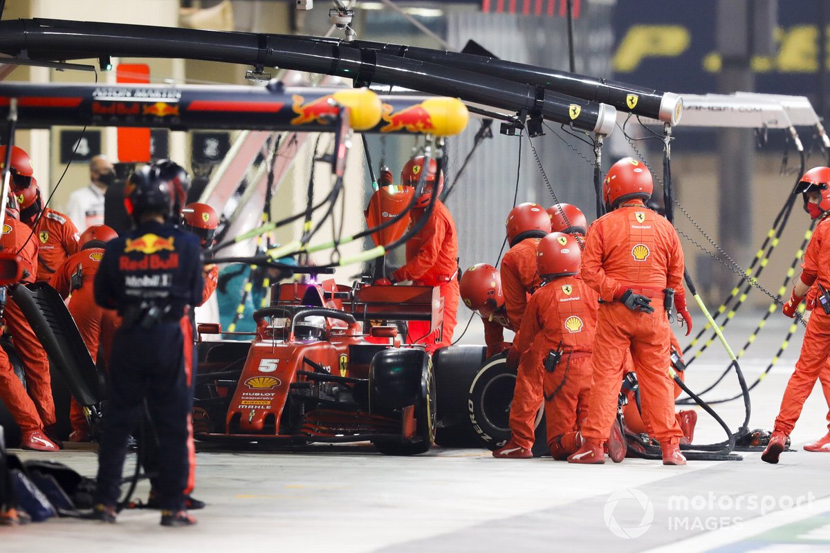 Sebastian Vettel, Ferrari SF1000, ai box