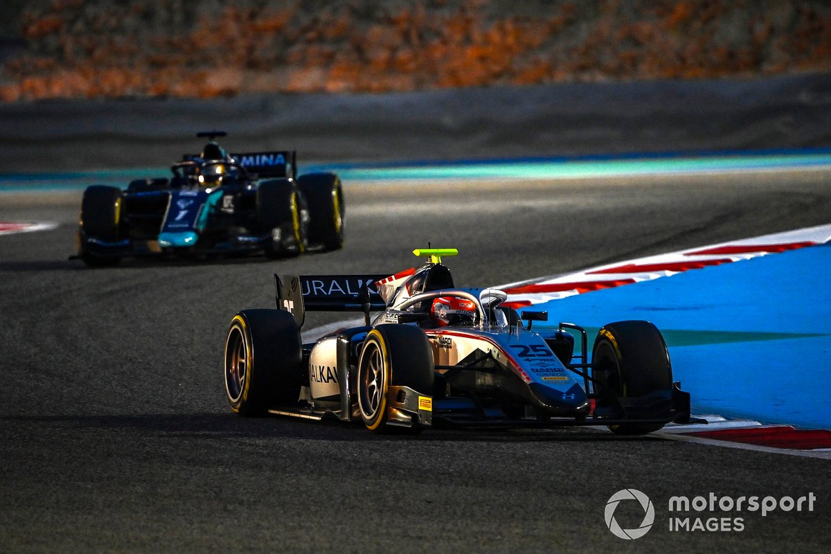 Luca Ghiotto, Hitech Grand Prix, precede Sean Galael, Dams
