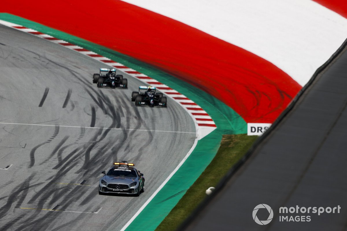 Safety Car al frente de Valtteri Bottas, Mercedes F1 W11 EQ Performance y Lewis Hamilton, Mercedes F1 W11 EQ Performance