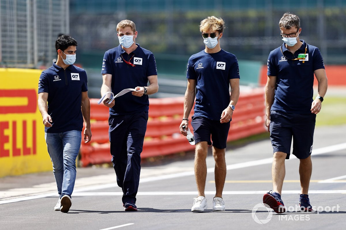 Pierre Gasly, AlphaTauri marche sur la piste avec ses mécaniciens