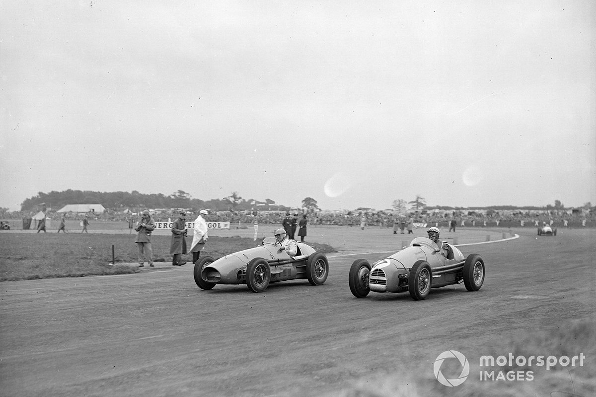 Reg Parnell, Ferrari 500 passes Jean Behra, Gordini T16