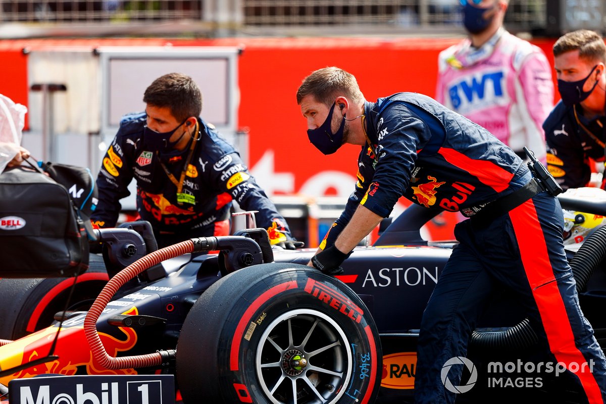 Mecánicos empujando el monoplaza de Max Verstappen, Red Bull Racing RB16 en la parrilla