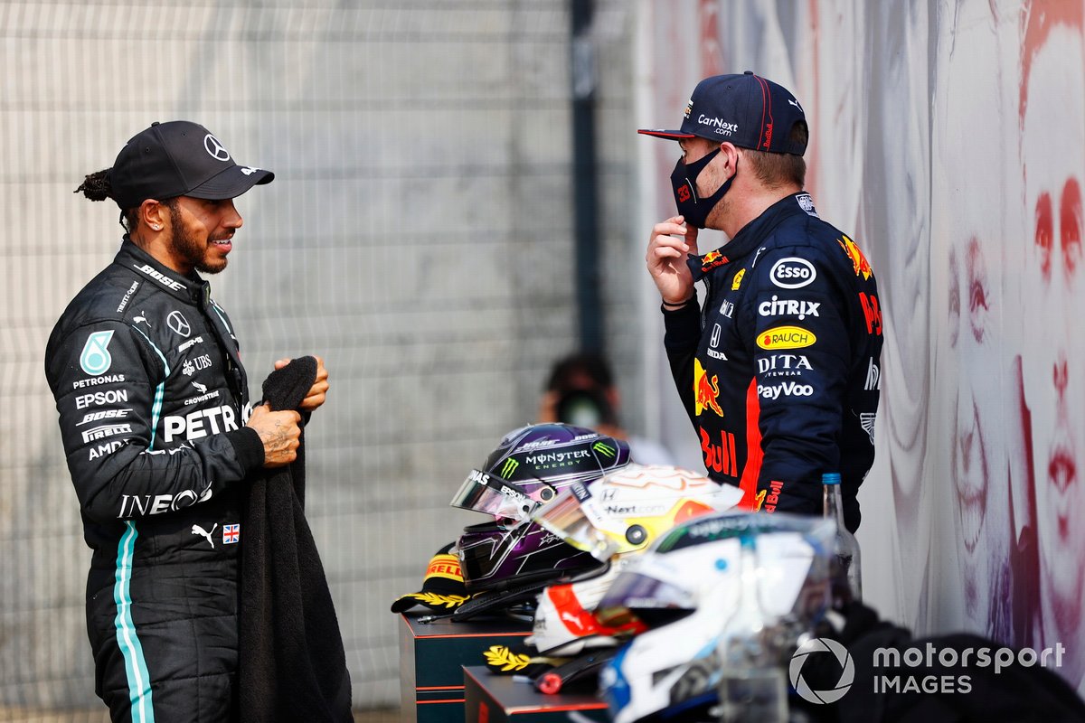 Lewis Hamilton, Mercedes AMG F1, 2ª posición, habla con Max Verstappen, Red Bull Racing, 1ª posición, después de la carrera
