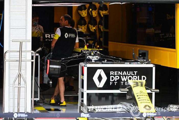 El monoplaza de Esteban Ocon Renault F1 Team R.S.20 en el garaje del equipo