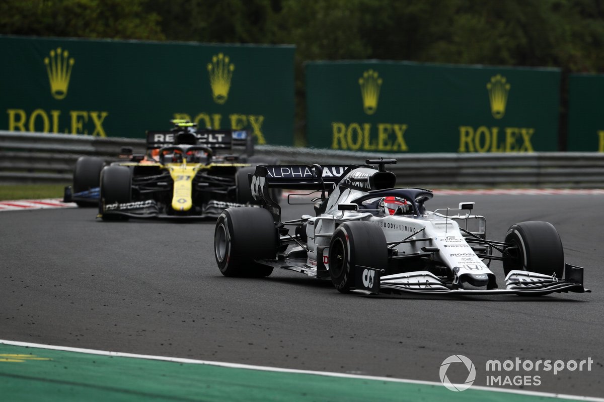 Daniil Kvyat, AlphaTauri AT01, leads Esteban Ocon, Renault F1 Team R.S.20