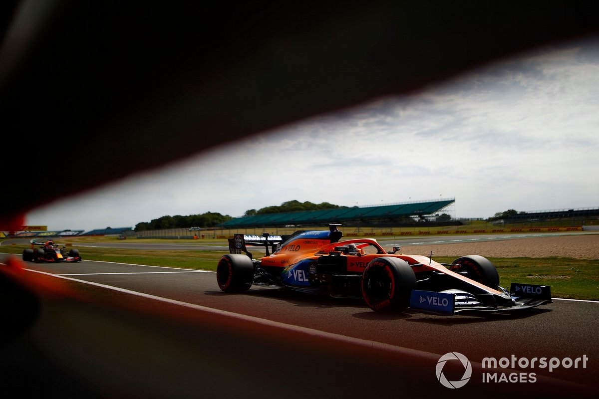 Carlos Sainz Jr., McLaren MCL35, Max Verstappen, Red Bull Racing RB16