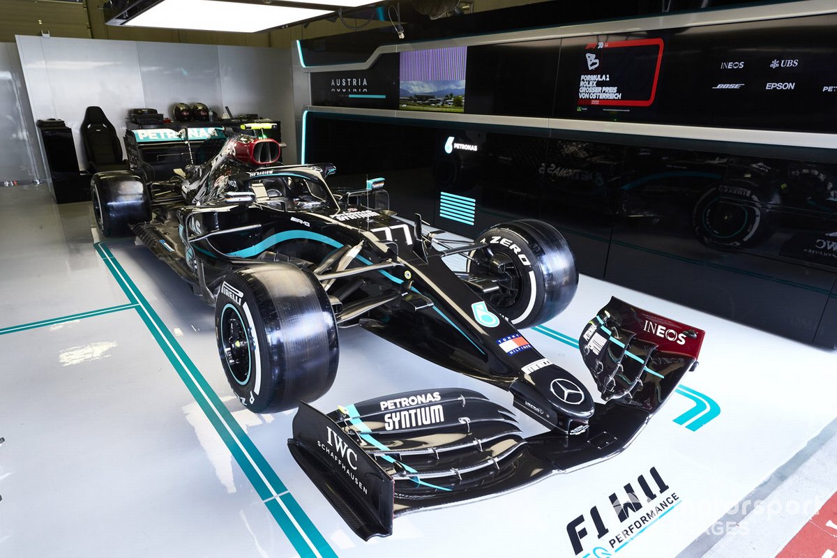 La nueva decoración en el coche de Valtteri Bottas, Mercedes F1 W11 EQ Performance, en el box