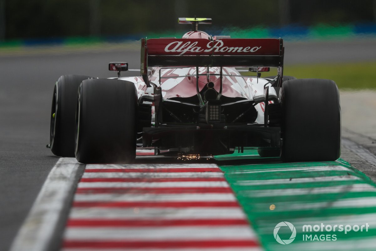 Sparks under the car of Antonio Giovinazzi, Alfa Romeo Racing C39