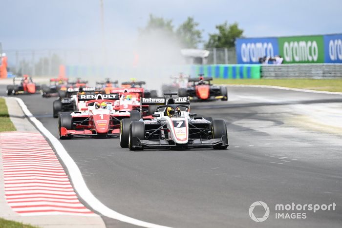 Theo Pourchaire, ART Grand Prix por delante de Oscar Piastri, Prema Racing 