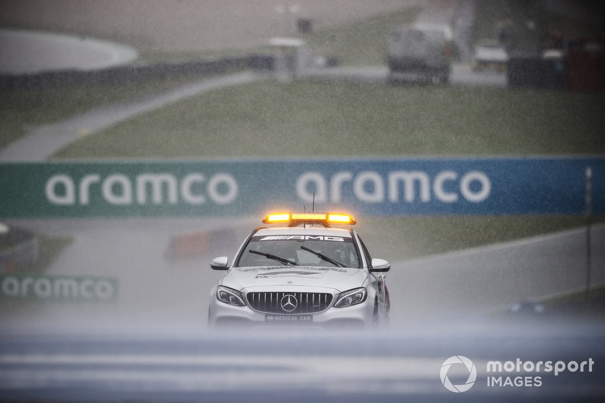 El coche médico bajo la lluvia