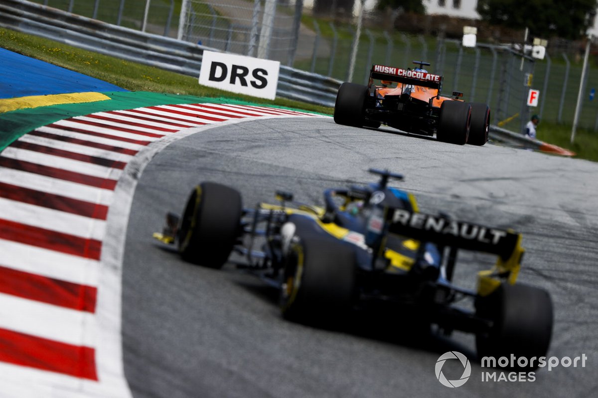 Carlos Sainz Jr., McLaren MCL35, precede Daniel Ricciardo, Renault F1 Team R.S.20