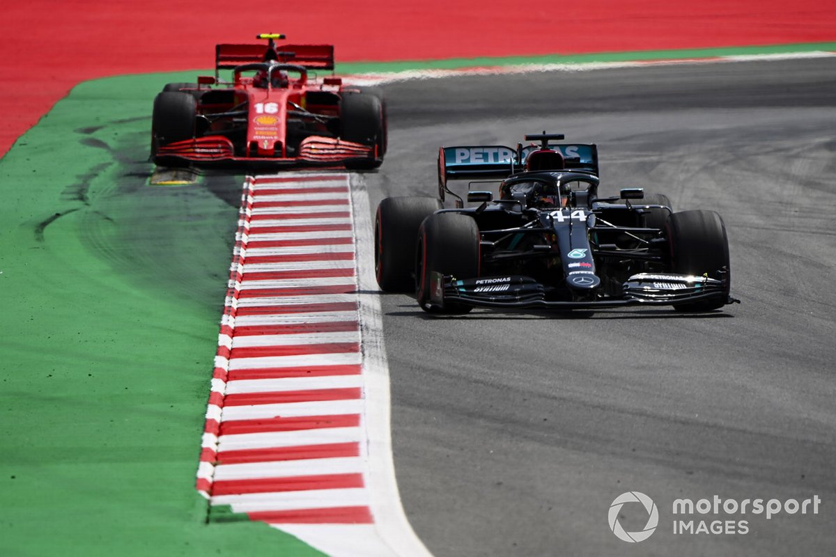 Lewis Hamilton, Mercedes F1 W11 EQ Performance, precede Charles Leclerc, Ferrari SF1000