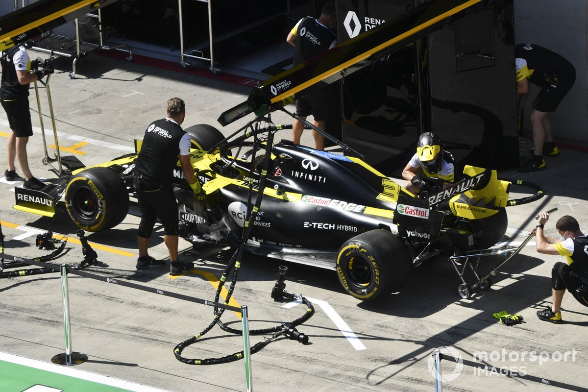 Les mécaniciens Renault avec la R.S.20 dans la pitlane